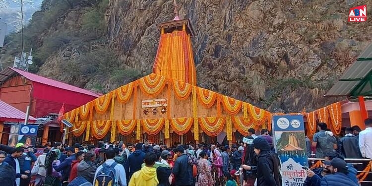 Chardham Yatra: ढोल-दमाऊं की थाप...गर्म जल कुंडों में स्नान, चारों धामों में प्रथम यमुनोत्री की देखें तस्वीरें