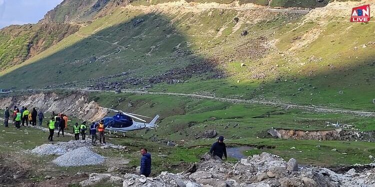 Kedarnath Dham: केदारनाथ में हेलिकॉप्टर की इमरजेंसी लैंडिंग, बाल-बाल बचे तीर्थयात्री