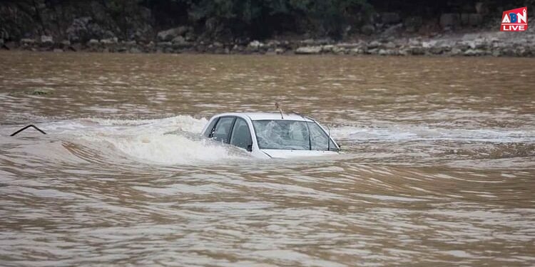 Kerala: हैदराबाद से केरल घूमने आए लोग गूगल मैप की मदद से कर रहे थे ड्राइव, नदी में जा गिरी कार, बाल-बाल बचे