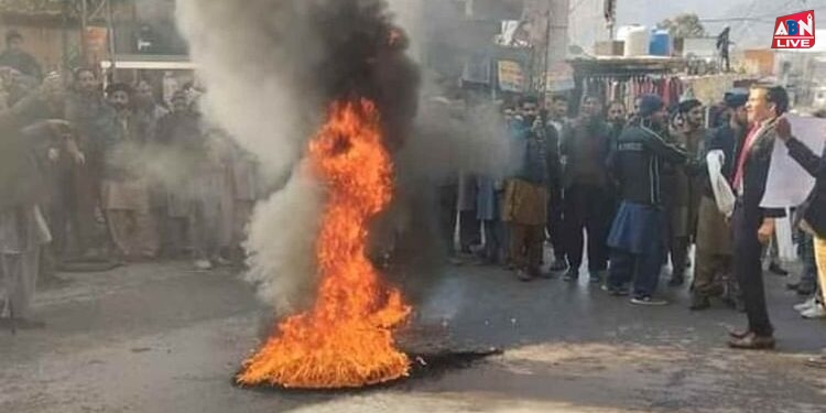 Protest: पीओके में लोगों ने मांगा अपना हक तो मिले आंसू गैस के गोले, जनजीवन और कारोबार ठप; भारत से मांगी मदद