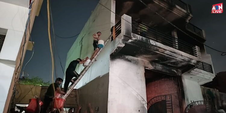 Ghaziabad Fire: लोनी के दो मंजिला मकान में लगी भीषण आग, दो बच्चों और महिलाओं समेत पांच जिंदा जले