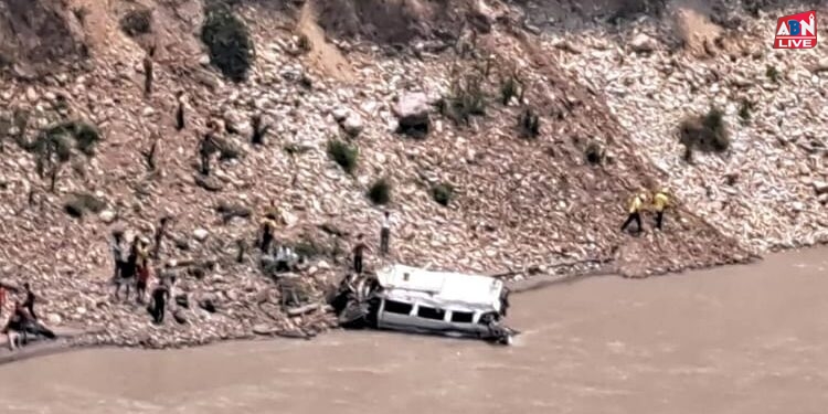 Rudraprayag Accident: उत्तराखंड में बड़ा हादसा, 16 यात्रियों को लेकर जा रहा टैंपो ट्रैवलर अलकनंदा नदी में गिरा