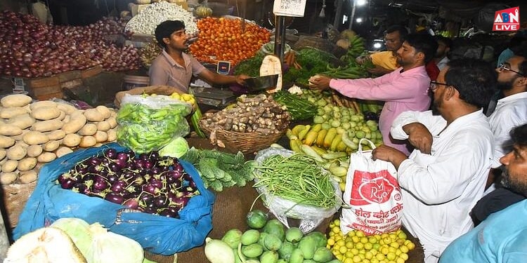 महंगाई ने बिगाड़ा घर का बजट: टमाटर से लेकर प्याज तक सब महंगा, धनिया-अदरक के रेट सुन नहीं करेंगे खरीदने का मन