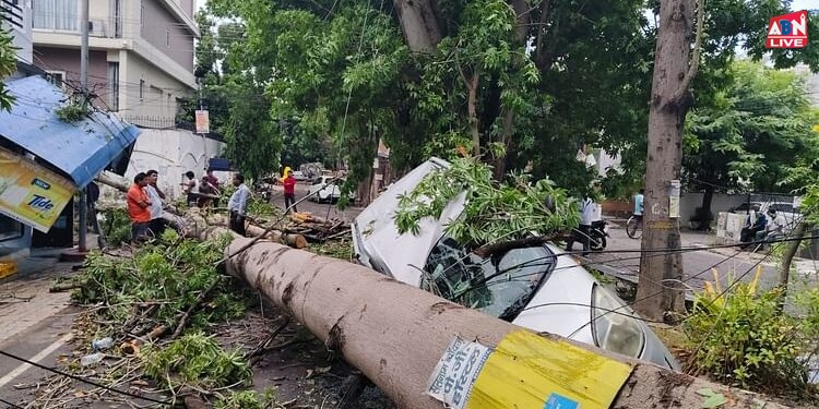 लखनऊ: बदला मौसम, बारिश के साथ हुई आंधी ने मचाई तबाही, कई इलाकों में कार के ऊपर गिरे पेड़, तस्वीरें