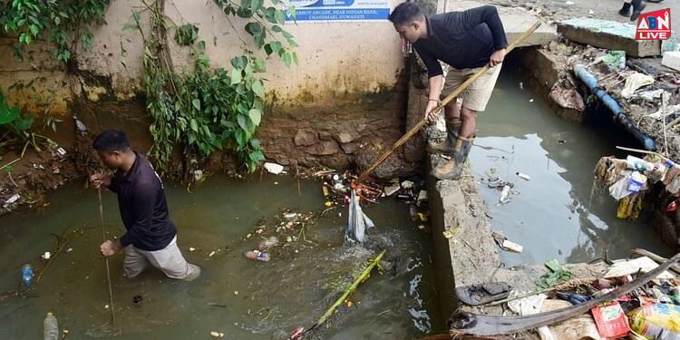 Assam: आठ साल के बच्चे को कीचड़ से भरे नाले में ढूंढ रहा था पिता, 72 घंटे बाद चार किलोमीटर गहराई में मिला शव