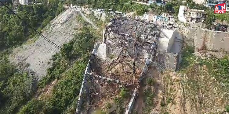 Badrinath Highway: नरकोटा में निर्माणाधीन सिग्नेचर ब्रिज का एक तरफ का ढांचा ढहा, पहले भी टूट चुकी शटरिंग