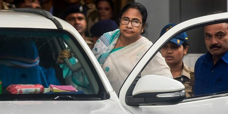 Mamata Banerjee: अरविंद केजरीवाल के घर पहुंचीं बंगाल की CM ममता बनर्जी, सुनीता से की मुलाकात