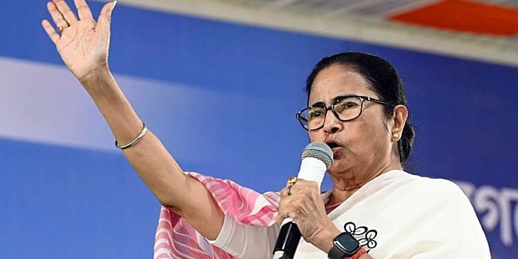 Mamata Banerjee: ‘मैं विदेश नीति जानती हूं’, बांग्लादेशी शरणार्थियों वाले बयान पर घिरने के बाद ममता का पलटवार