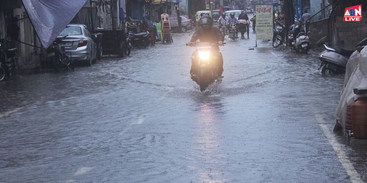 Rain in Maharashtra: भारी बारिश के कारण मुंबई सहित कई जगहों पर स्कूल-कॉलेज बंद, घर से बाहर ना निकलने की हिदायत