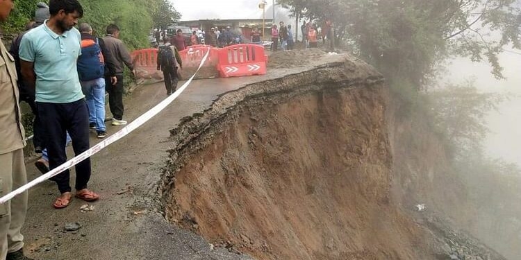 Rainfall: मलारी हाईवे लाल बाजार के पास 20 मीटर ध्वस्त, बदरीनाथ के रास्ते में फंसे रहे 700 श्रद्धालु, तस्वीरें