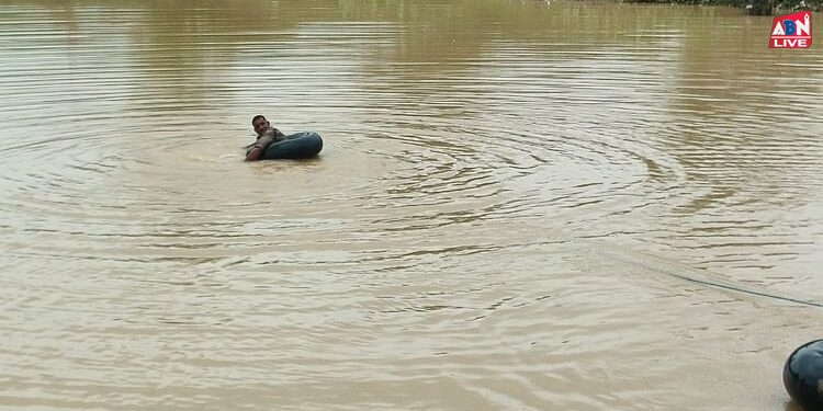 UP: यमुना एक्सप्रेस वे के इंटरचेंज पर बने गड्ढे में डूबे चार बच्चों की मौत, बचाने के लिए कूदे छह लोग भी डूबे