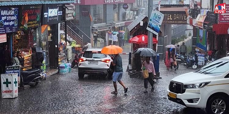 यूपी का मौसम: गोरखपुर, प्रयागराज समेत कई जिलों में भारी बारिश, इन जिलों के लिए जारी हुआ रेड अलर्ट