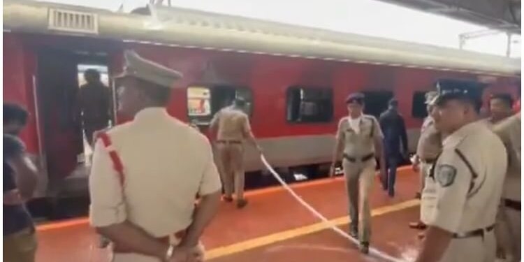 Fire In Train: विशाखापट्टनम स्टेशन पर खड़ी कोरबा एक्सप्रेस के तीन डिब्बों में लगी आग, तिरुमाला जा रही थी ट्रेन