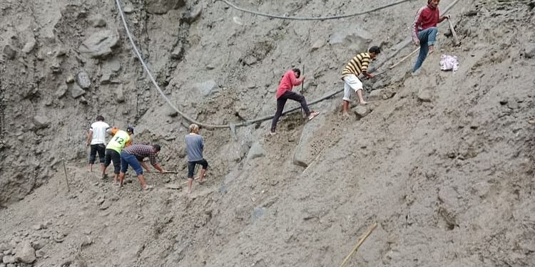 Kedarnath: पैदल मार्ग 29 जगहों पर क्षतिग्रस्त, 16 जगह बहा...रस्सी के सहारे खाई में उतरकर ठीक कर रहे 230 मजदूर