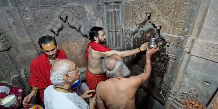 Nagchandreshwar Darshan LIVE: 12 बजते ही खुले नागचंद्रेश्वर के पट, साल में एक दिन नागपंचमी पर खुलता है मंदिर