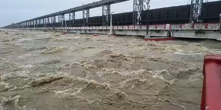 Bihar Flood News : नेपाल ने कोसी और गंडक बराज से 10.5 लाख क्यूसेक पानी छोड़ा; बांध टूटा, बाढ़ की तबाही शुरू