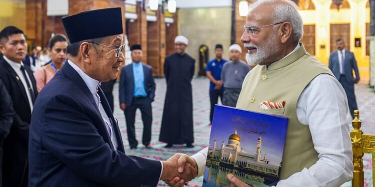 Brunei: पीएम मोदी ने ब्रुनेई की ऐतिहासिक मस्जिद का दौरा किया, भीड़ में बच्चों को भी दुलारा, देखें PHOTOS