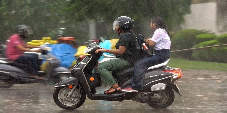 Delhi NCR Rains: मौसम ने अचानक बदली करवट, तेज हवा के साथ हो रही झमाझम बारिश, कल के लिए भी अलर्ट जारी