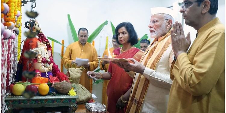 Ganesh Puja: पीएम मोदी सीजेआई चंद्रचूड़ के आवास पर पहुंचे, गणपति बप्पा का दर्शन-पूजन किया, देखिए वीडियो