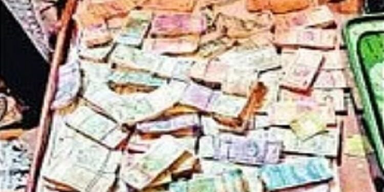 Hawala Racket : पाकिस्तान से चल रहे ड्रग्स सिंडिकेट का भंडाफोड़, हथियारों के साथ 10 गिरफ्तार