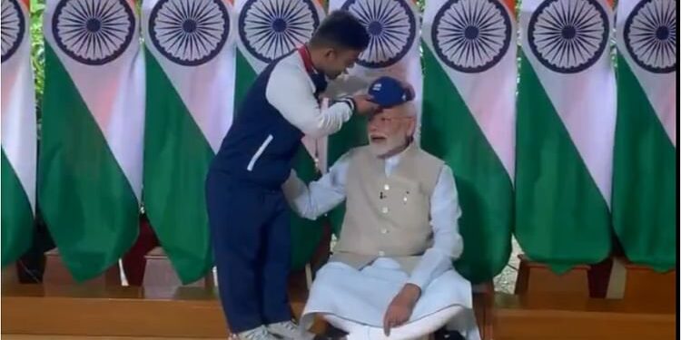 Paralympics: स्वर्ण विजेता नवदीप की इच्छा पूरी करने के लिए जमीन पर बैठे पीएम मोदी; वायरल वीडियो पर भी ली चुटकी