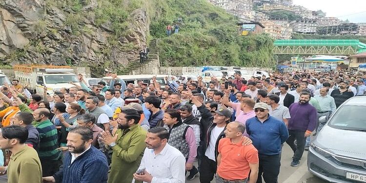 Shimla Protest Live: मस्जिद विवाद पर हिंदूवादी संगठनों का ढली टनल के पास उग्र प्रदर्शन, पुलिस से धक्कामुक्की