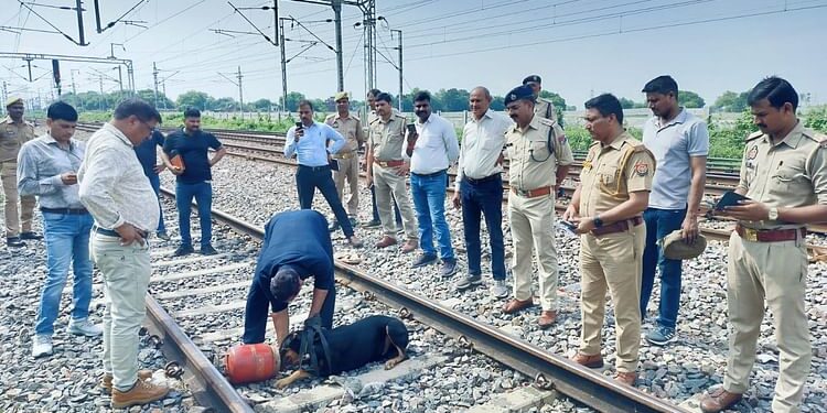 कानपुर में फिर ट्रेन डीरेल करने का प्रयास: ट्रैक पर रखा था सिलेंडर, लोको पायलट व सहायक की सर्तकता से टला हादसा