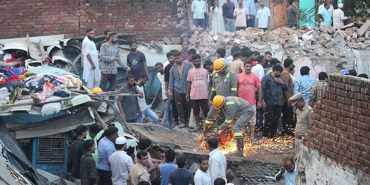 मेरठ में हादसा: तीन मंजिला मकान गिरा, मलबे में 14 लोग दबे, छह की मौत, देखें तस्वीरें