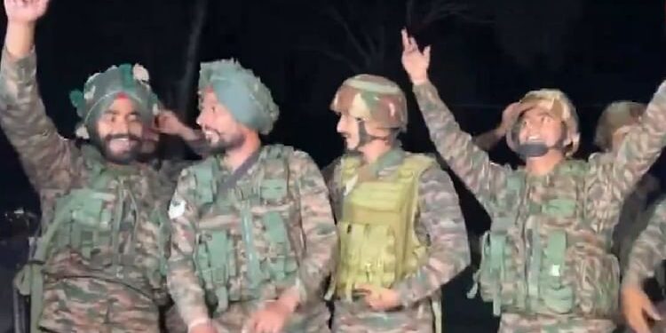 Army Diwali Celebration: सैन्य अफसरों और जवानों ने एलओसी पर मनाई दिवाली, दीपक जलाए और पटाखे जलाए