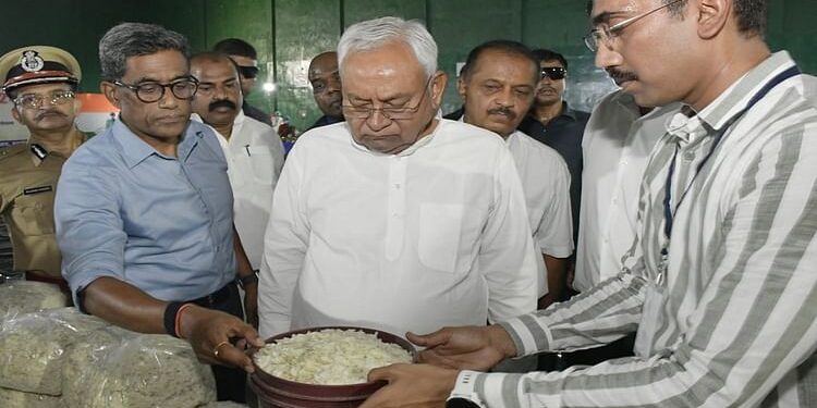 Bihar Flood News: सीएम नीतीश ने कर दिया एलान, विजया दशमी से पहले बाढ़ पीड़ितों को मिलेंगे सात-सात हजार रुपये