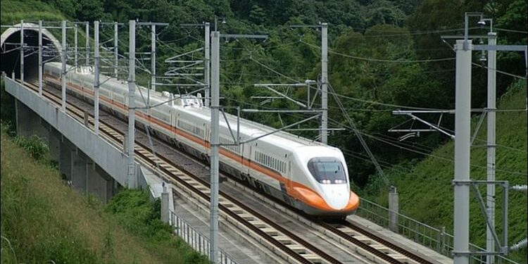 Bullet Train: बीईएमएल बनाएगी पहली स्वदेशी बुलेट ट्रेन; दो वर्षों में होगी तैयार, स्पीड जानकर रह जाएंगे हैरान