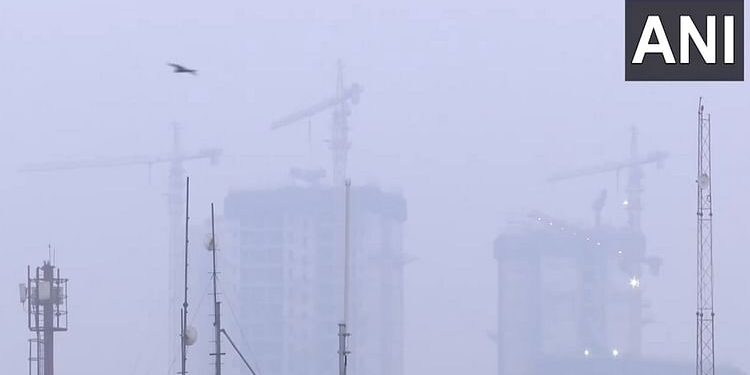 Delhi Pollution: राजधानी में बिगड़ते जा रहे हालात, दिवाली से पहले धुआं-धुआं हुई दिल्ली; 400 के पार पहुंचा AQI