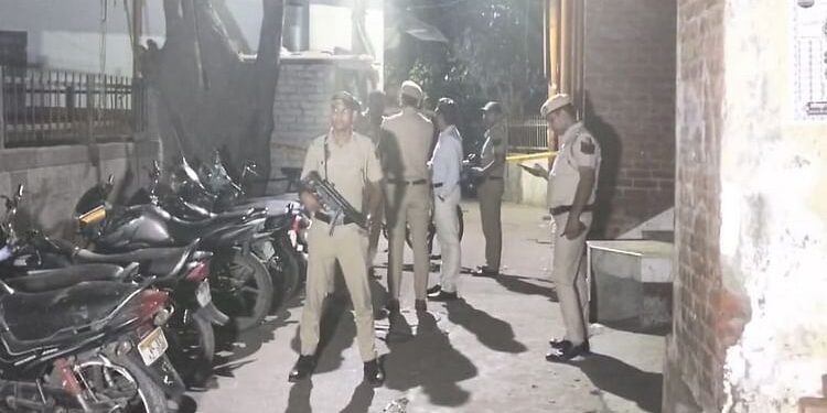 Firing in Delhi: वेलकम इलाके में दो गुटों में फायरिंग, एक लड़की को लगी गोली; जांच में जुटी पुलिस