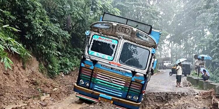 Flood: मेघालय में भारी बारिश ने मचाई भीषण तबाही, एक ही परिवार के सात लोगों समेत 10 की मौत