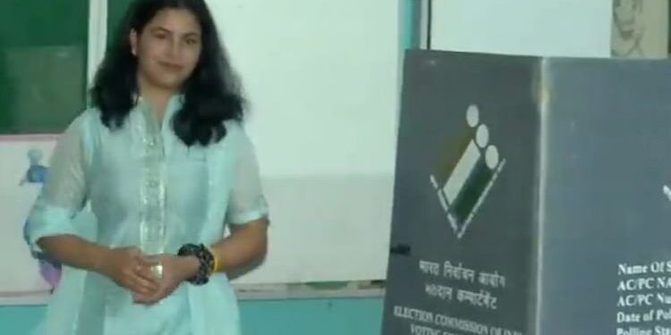 Manu Bhaker: झज्जर में ओलंपिक मेडलिस्ट मनु भाकर ने डाला वोट, बोलीं- छोटे कदम बड़े लक्ष्य की ओर ले जाते हैं...