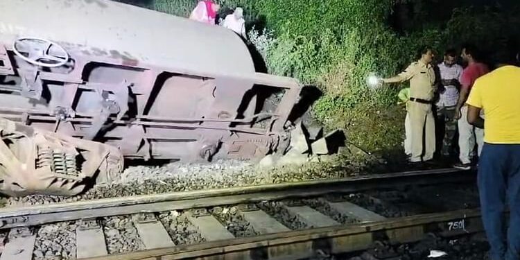 Train Derails: दिल्ली-मुंबई रूट पर पटरी से उतरी मालगाड़ी,  रेल यातायात बाधित