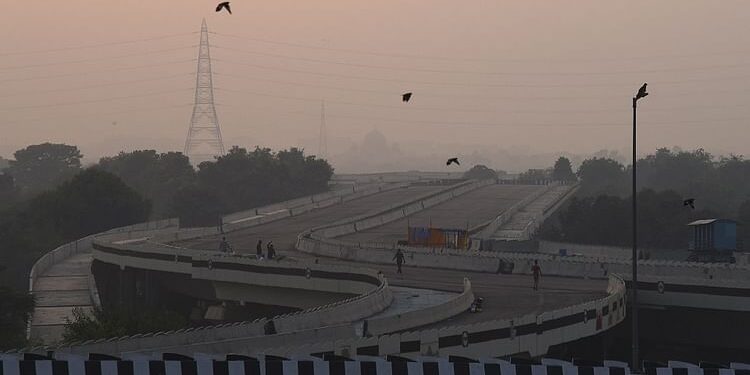 बिगड़ने लगे हालात: दिल्ली की हवा देश में दूसरी सर्वाधिक प्रदूषित, सुबह और शाम के समय बाहर जाने से बचने की सलाह