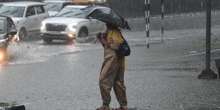 Cyclone Fengal: तमिलनाडु-पुडुचेरी के तट से शनिवार सुबह टकरा सकता है चक्रवात फेंगल, मौसम विभाग का अलर्ट