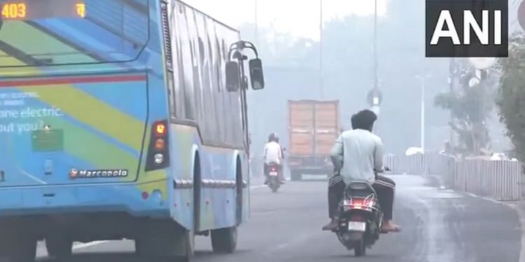 Delhi Pollution: स्मॉग से राजधानी का बुरा हाल... आंखों में चुभन, सांस लेने में जलन; जानें AQI