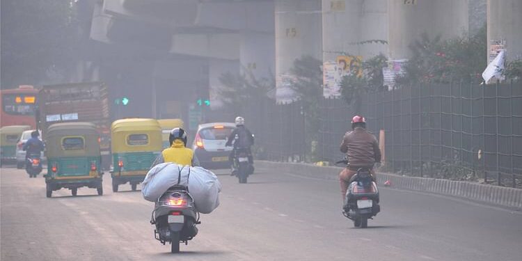 Delhi: ग्रैप 4 का कार्यान्वयन को देखने के लिए रात को नरेला-सिंघु बॉर्डर पहुंचे गोपाल राय, अधिकारियों से पूछताछ