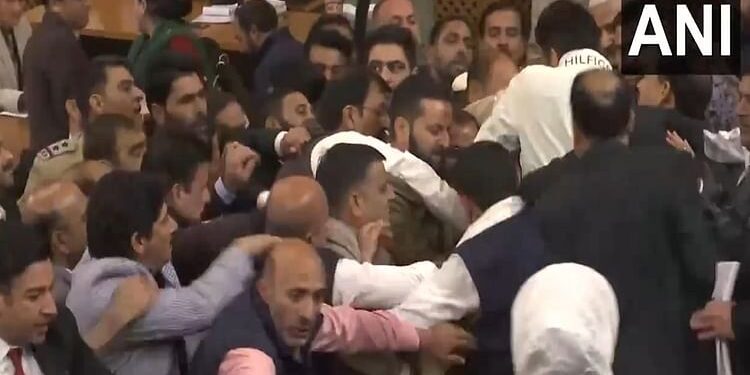 J&K Assembly: जम्मू-कश्मीर विधानसभा में बवाल, 370 के मुद्दे पर पक्ष-विपक्ष के विधायकों में भिड़ंत, धक्कामुक्की