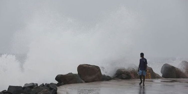 Storm Fengal: पुडुचेरी के पास आज टकरा सकता है चक्रवाती तूफान फेंगल, सतर्क हुए अधिकारी; लोगों को किया आगाह