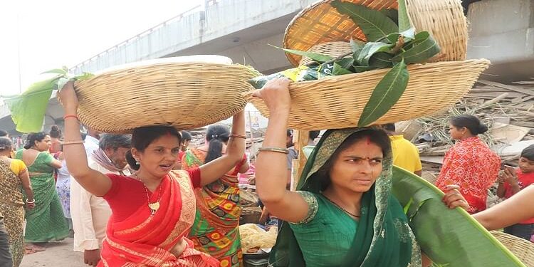 महापर्व छठ : रोटी और खीर का प्रसाद ग्रहण कर श्रद्धालुओं ने किया खरना, डूबते सूर्य को आज देंगे अर्घ्य