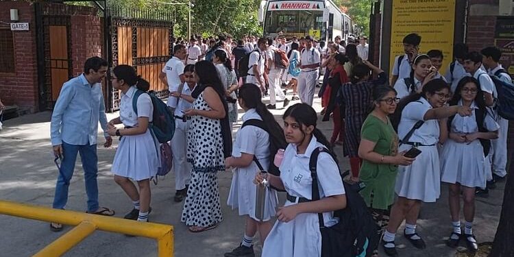 Bomb Threats School: दिल्ली के दो बड़े स्कूलों को बम से उड़ाने की धमकी, मचा हड़कंप... बच्चों को भेजा वापस