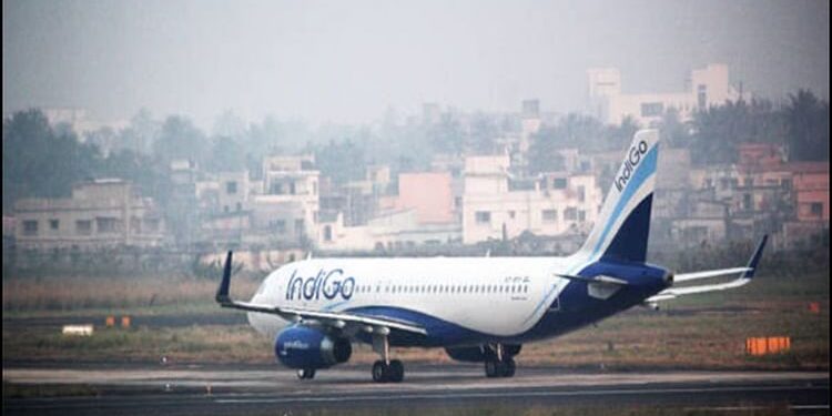 Indigo: विमान की रैंप पर गिरने से यात्री घायल, इंडिगो ने माफी मांगी; एक्स पर शिकायत के बाद लौटाया टिकट का पैसा