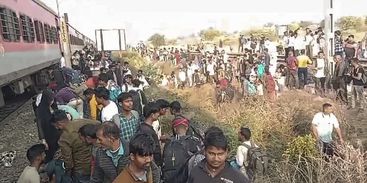 Jalgaon Train Mishap: अधिकारी बोले- पुष्पक एक्सप्रेस के यात्रियों के पास बहुत समय था; 20 मिनट बाद आई दूसरी रेल