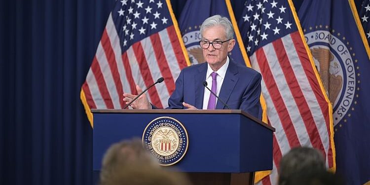 US Fed Reserve: अमेरिका की नीतिगत ब्याज दरों में कोई बदलाव नहीं, ट्रंप की नीतियों पर फेडरल रिजर्व की पैनी नजर