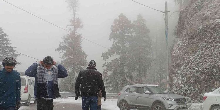 Weather: कश्मीर घाटी में नए वर्ष की पहली बर्फबारी, भद्रवाह से ठंडा जम्मू; आज भी हिमपात के साथ बारिश के आसार