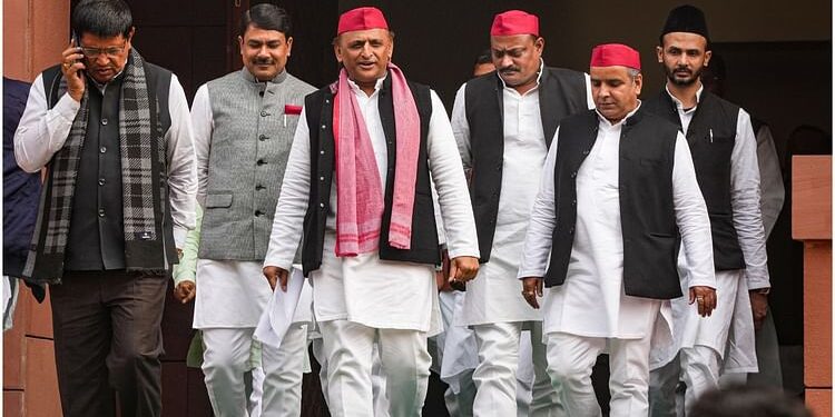 Akhilesh Yadav: 'चुनाव आयोग मर गया है, सफेद कपड़ा भेंट करना होगा', उपचुनाव को लेकर फिसली अखिलेश यादव की जुबान