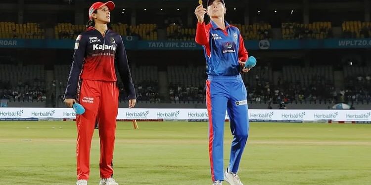 DC W vs RCB W Live Score: पावरप्ले के बाद लड़खड़ाई दिल्ली की पारी, रॉड्रिग्ज-लेनिंग के गंवाए विकेट